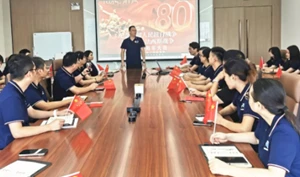 Tất cả nhân viên của Tập đoàn Y tế & Sức khỏe đã theo dõi Cuộc duyệt binh của...